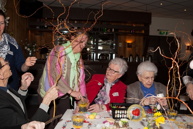 20150322 frans versteden fotografie - tilburginbeeld FRVE0759.jpg - eet met je hart lunch en creatieve workshop paastakken maken